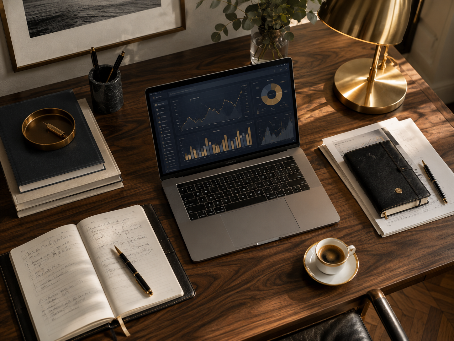 Premium arbetsyta med laptop som visar finansiell data och researchmaterial